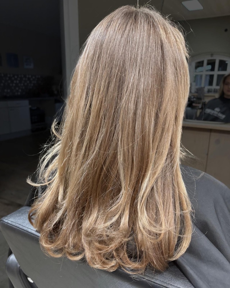 Lichtbruin haar met subtiele highlights
