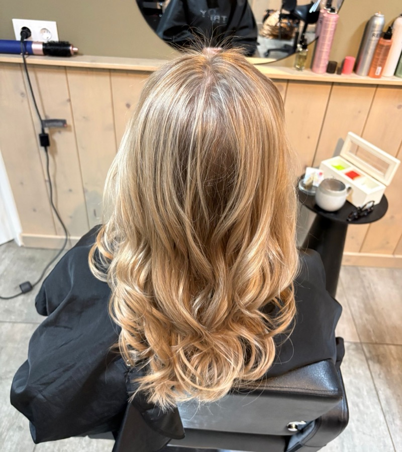 Warme blonde balayage met losse golven